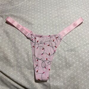 ❄️🦇Victoria's Secret Pink Thong with Delicate Design